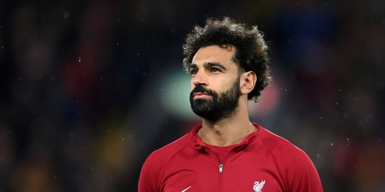 محمد صلاح بالتيشرت الأحمر