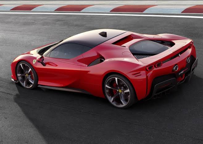 سعر ومواصفات سيارة فيراري SF90 Stradale