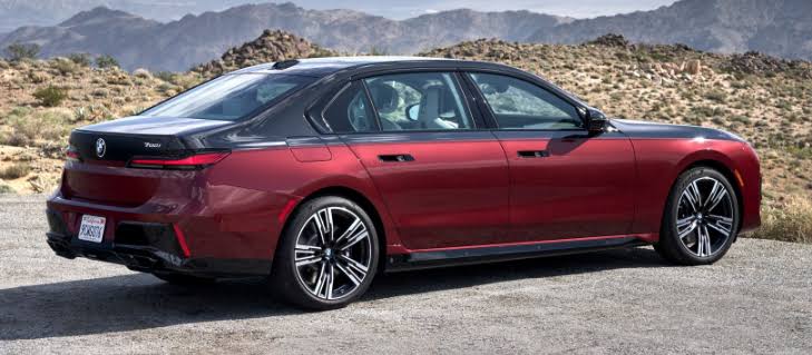 سيارة BMW i7 موديل 2023