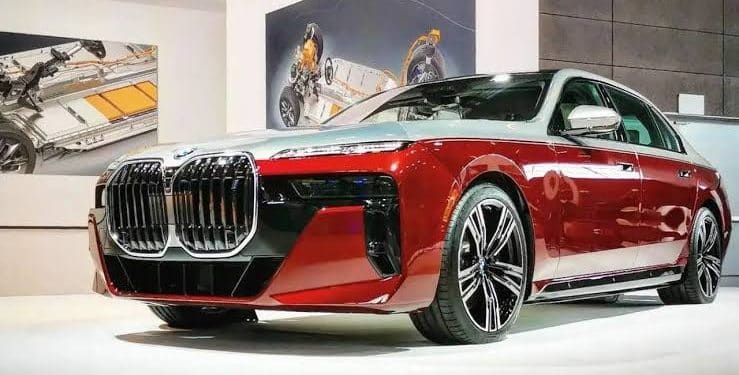 سيارة BMW i7 موديل 2023