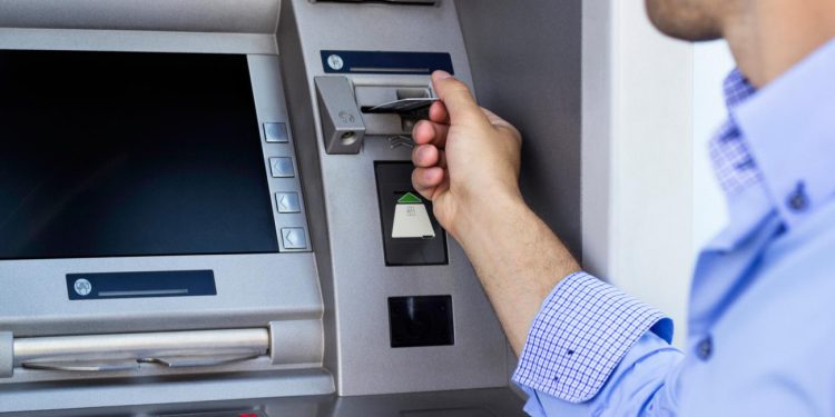 السحب من ماكينة atm